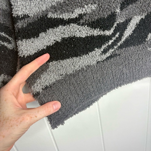 Barefoot Dreams CozyChic Seaside Crew Neck Pullover Camouflage Gray Black Soft - Picture 6 of 7